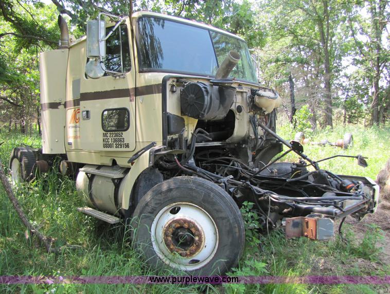 image for item 8278 1994 Volvo WIA semi truck cab and chassis