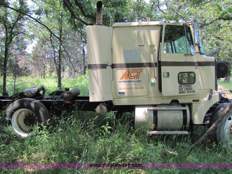 image for item 8278 1994 Volvo WIA semi truck cab and chassis