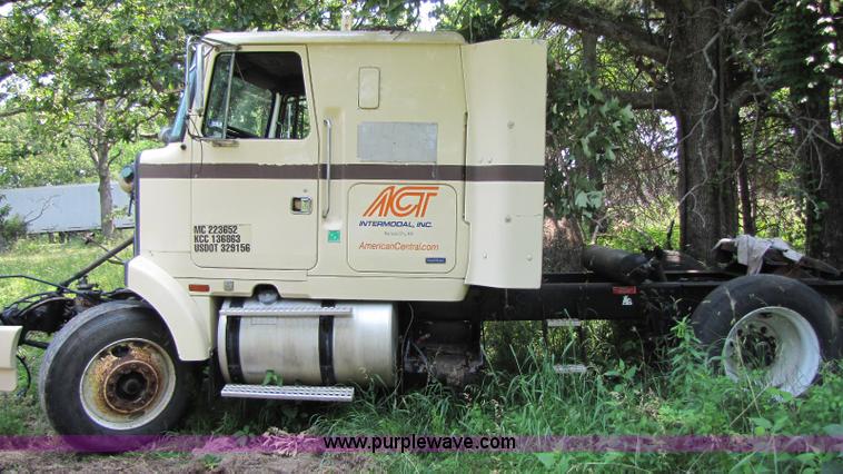 image for item 8278 1994 Volvo WIA semi truck cab and chassis