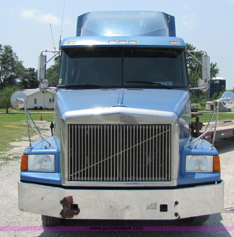 image for item 8279 1997 Volvo WIA semi truck