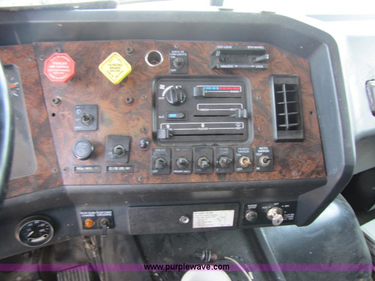 image for item 8279 1997 Volvo WIA semi truck