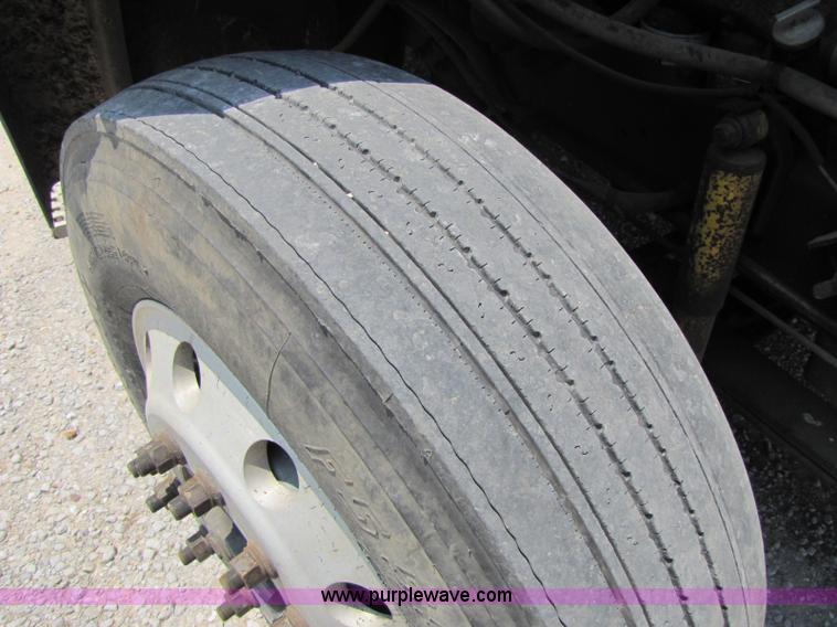 image for item 8279 1997 Volvo WIA semi truck