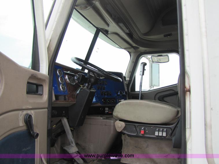 image for item 8296 2005 International 9400I semi truck