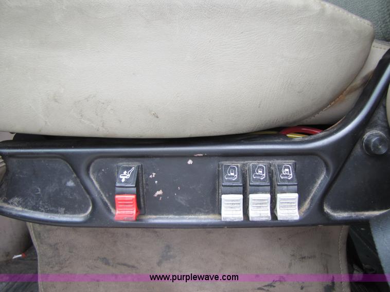 image for item 8296 2005 International 9400I semi truck