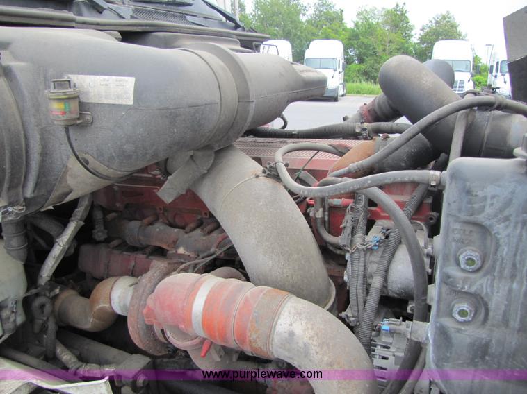 image for item 8296 2005 International 9400I semi truck