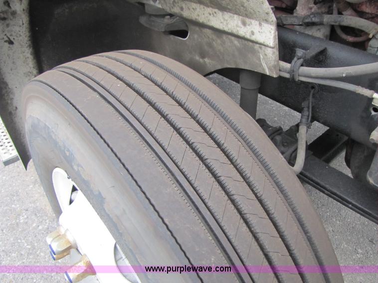 image for item 8296 2005 International 9400I semi truck