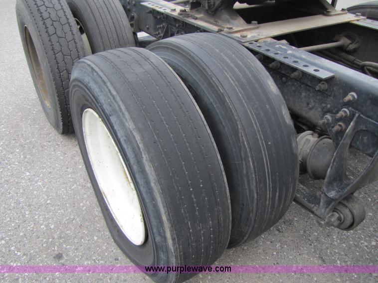 image for item 8296 2005 International 9400I semi truck