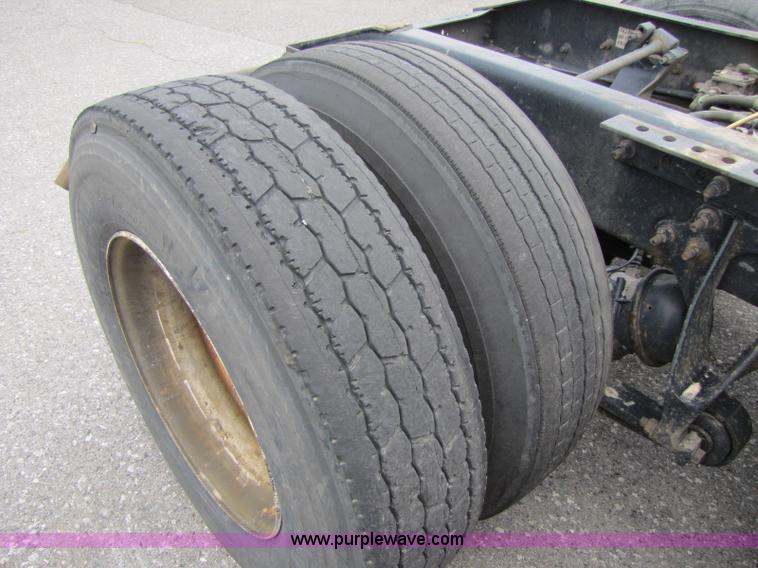 image for item 8296 2005 International 9400I semi truck