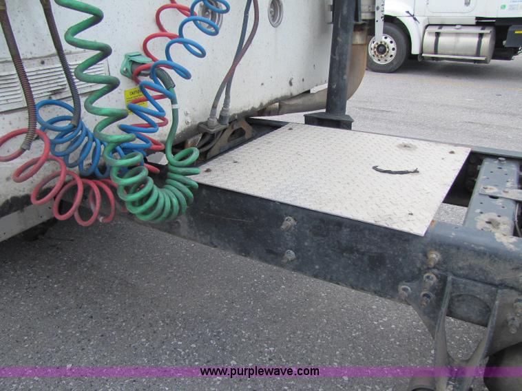 image for item 8296 2005 International 9400I semi truck