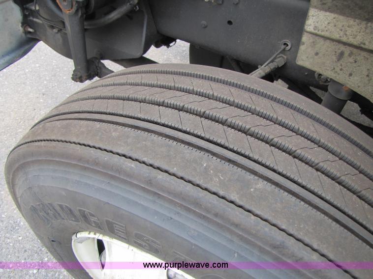 image for item 8296 2005 International 9400I semi truck