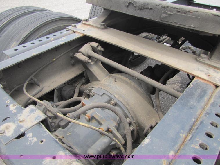 image for item 8296 2005 International 9400I semi truck