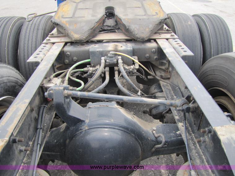 image for item 8296 2005 International 9400I semi truck