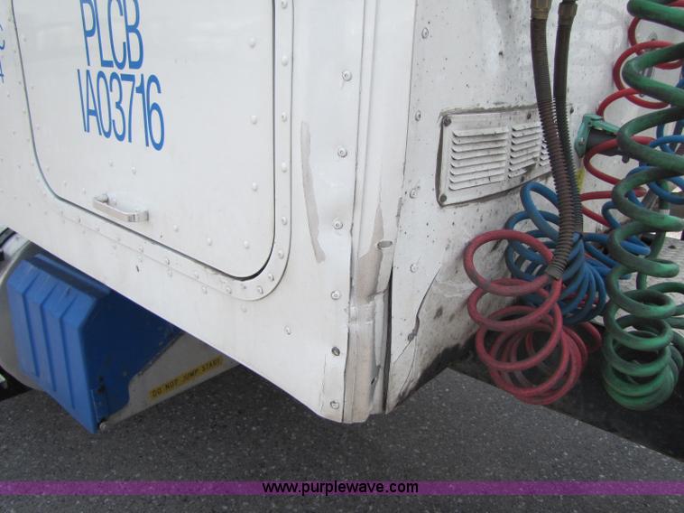 image for item 8296 2005 International 9400I semi truck