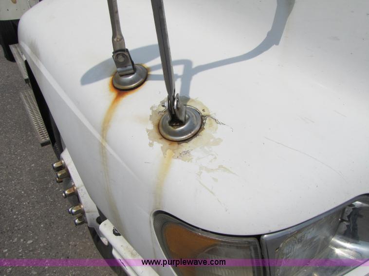 image for item 8296 2005 International 9400I semi truck