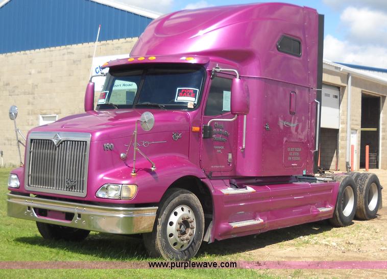 image for item A1010 2000 International 9200i semi truck