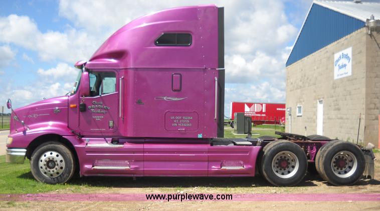 image for item A1010 2000 International 9200i semi truck