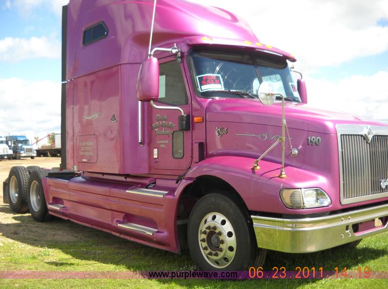 image for item A1010 2000 International 9200i semi truck