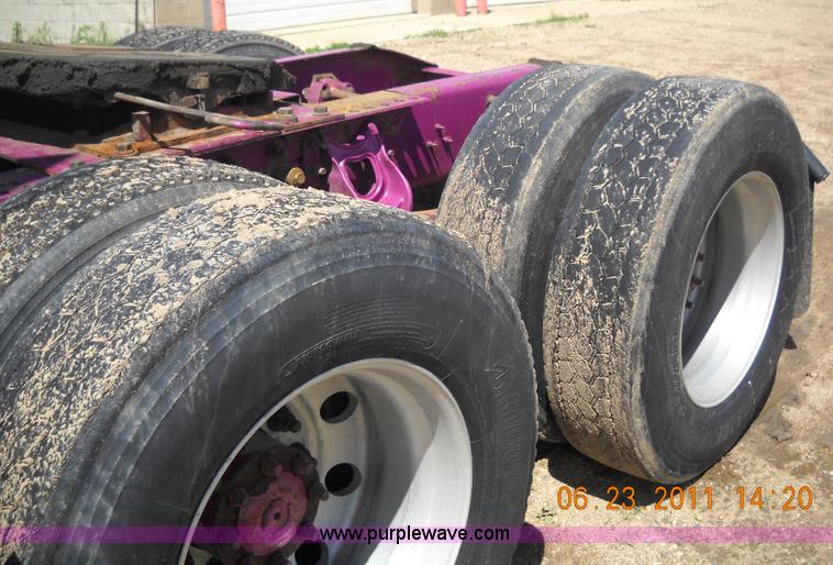 image for item A1010 2000 International 9200i semi truck