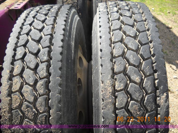 image for item A1010 2000 International 9200i semi truck