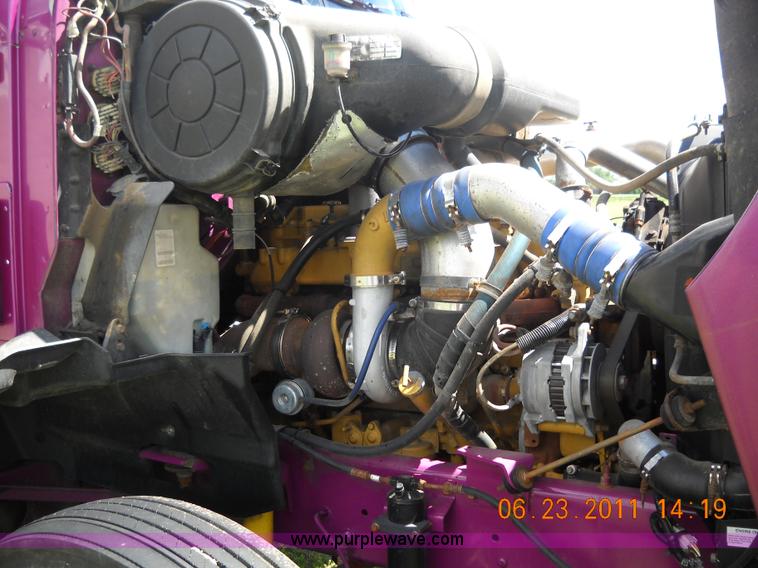 image for item A1010 2000 International 9200i semi truck