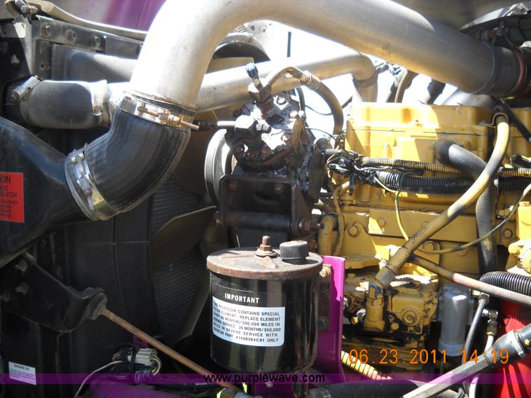 image for item A1010 2000 International 9200i semi truck