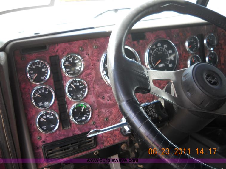 image for item A1010 2000 International 9200i semi truck