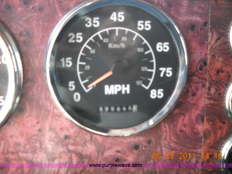 image for item A1010 2000 International 9200i semi truck