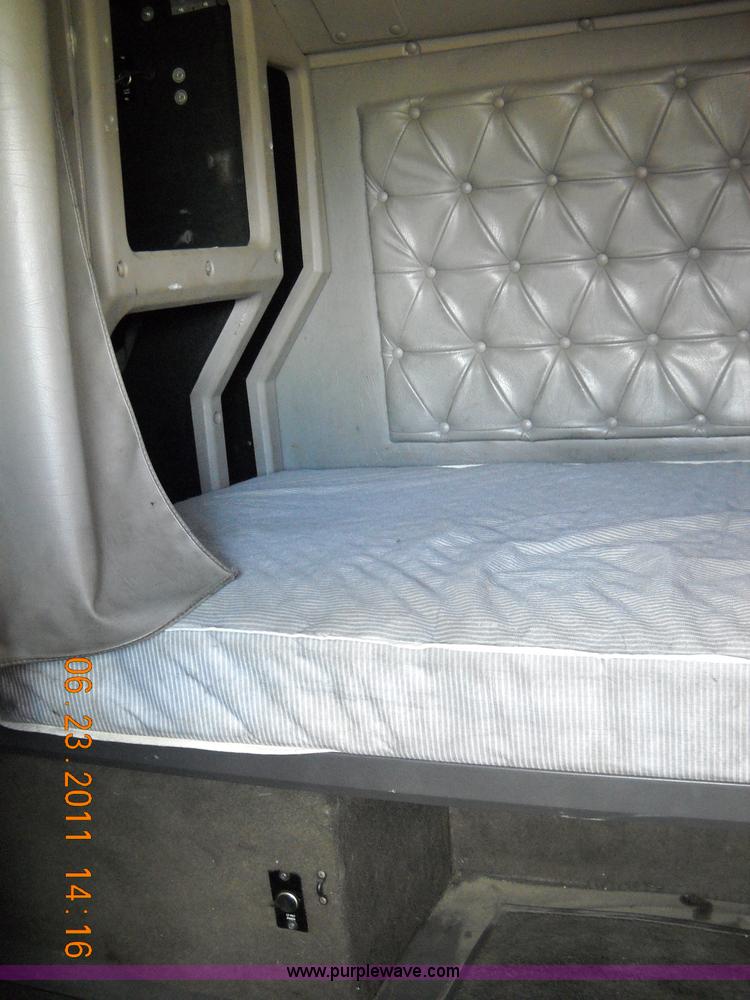 image for item A1010 2000 International 9200i semi truck