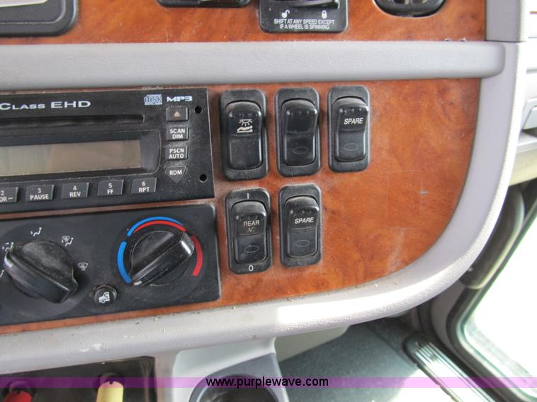 image for item A5474 2009 Peterbilt 386 semi truck