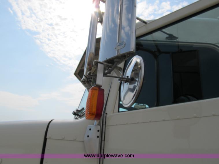 image for item A5474 2009 Peterbilt 386 semi truck