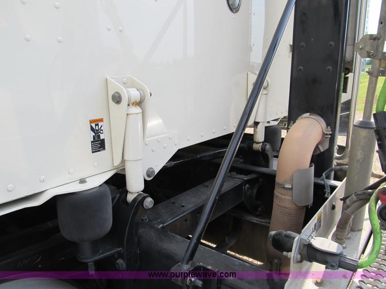 image for item A5474 2009 Peterbilt 386 semi truck