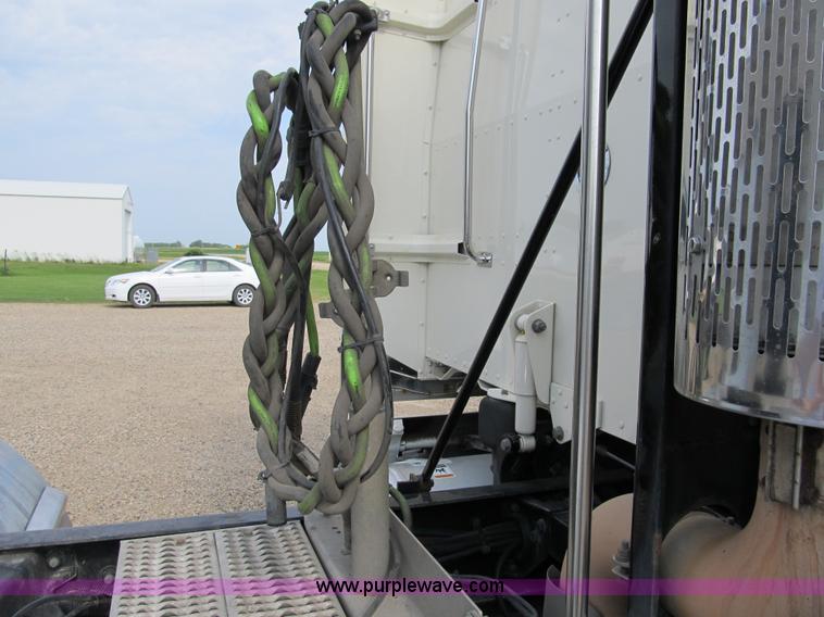 image for item A5474 2009 Peterbilt 386 semi truck