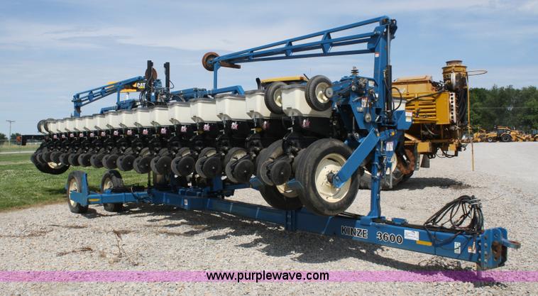 image for item A2040 Kinze 3600 Twin-Line 16/31 row planter