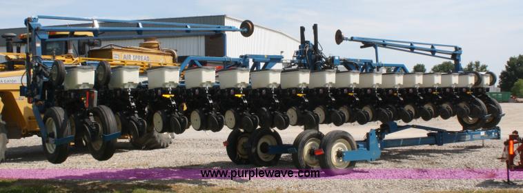 image for item A2040 Kinze 3600 Twin-Line 16/31 row planter
