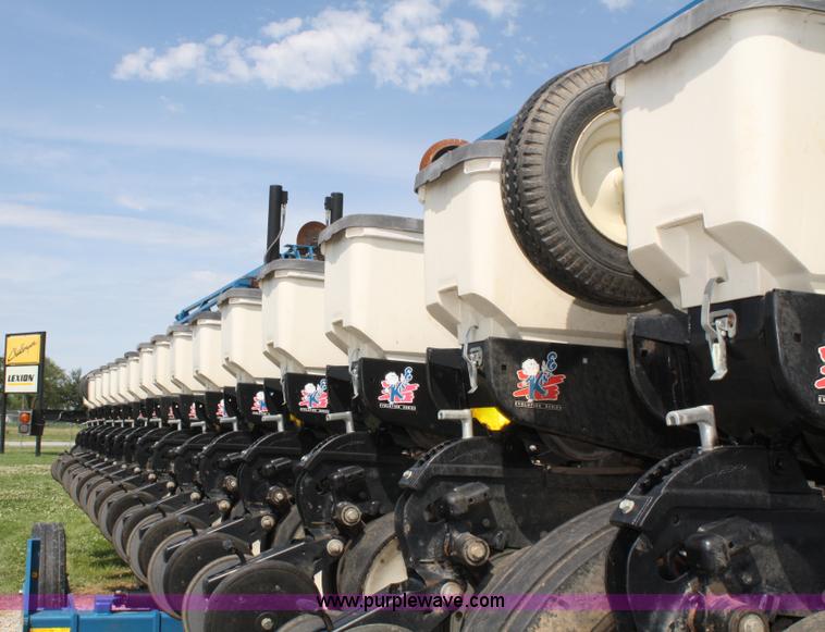 image for item A2040 Kinze 3600 Twin-Line 16/31 row planter