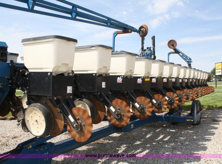 image for item A2040 Kinze 3600 Twin-Line 16/31 row planter