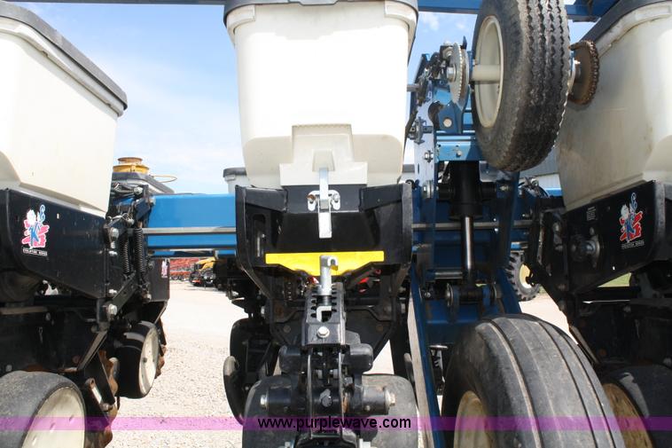 image for item A2040 Kinze 3600 Twin-Line 16/31 row planter