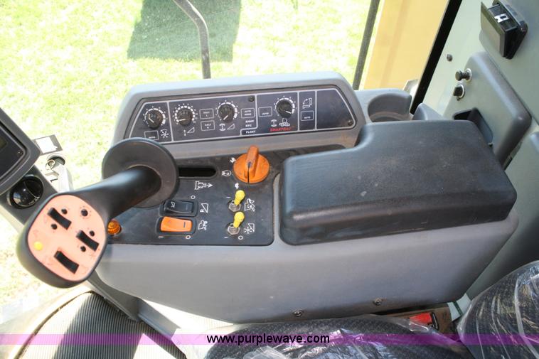 image for item A2091 2005 AGCO Challenger 660 RWA combine