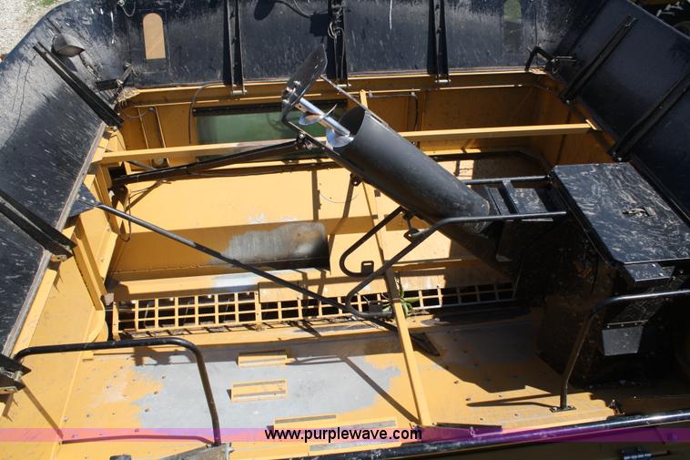 image for item A2091 2005 AGCO Challenger 660 RWA combine