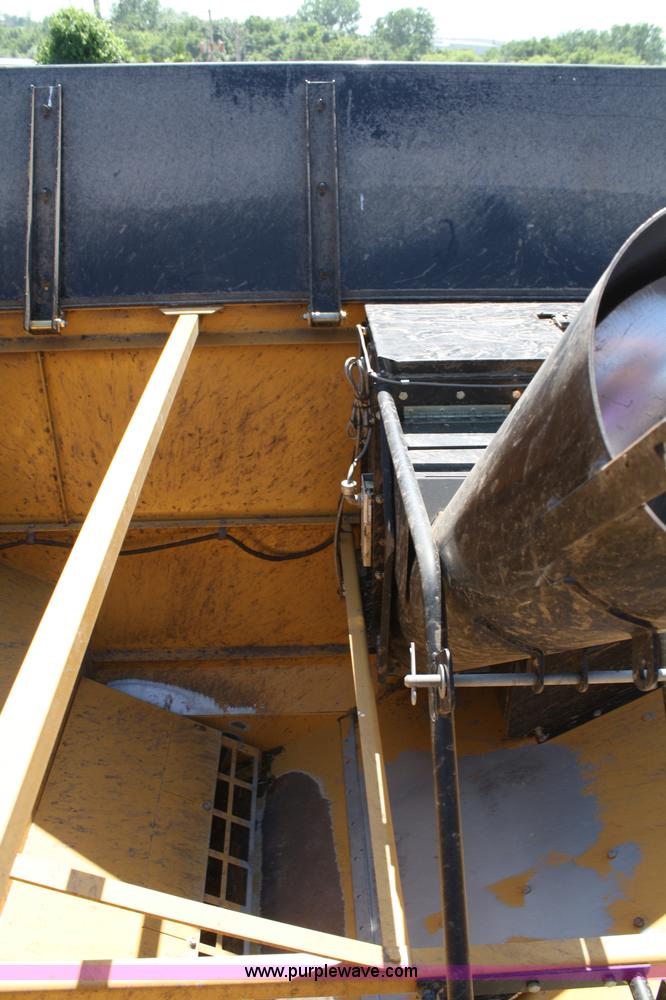 image for item A2091 2005 AGCO Challenger 660 RWA combine