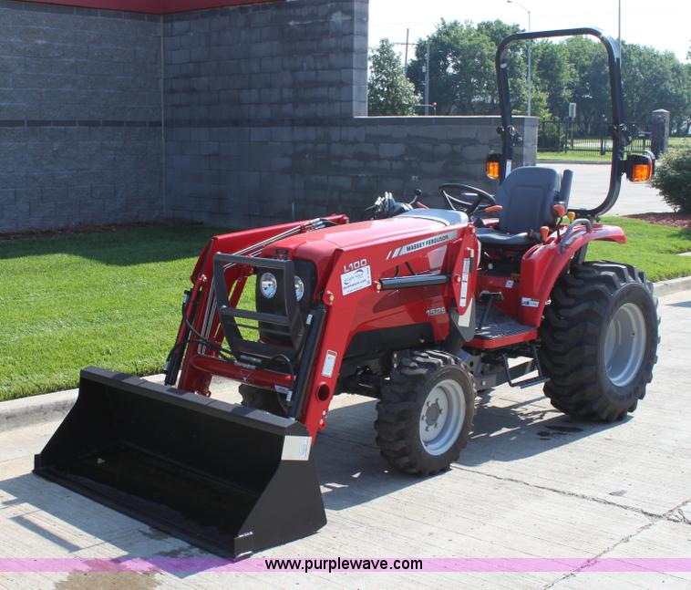 image for item A3688 Massey-Ferguson 1529 MFWD tractor with loader