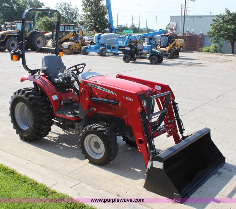 image for item A3688 Massey-Ferguson 1529 MFWD tractor with loader