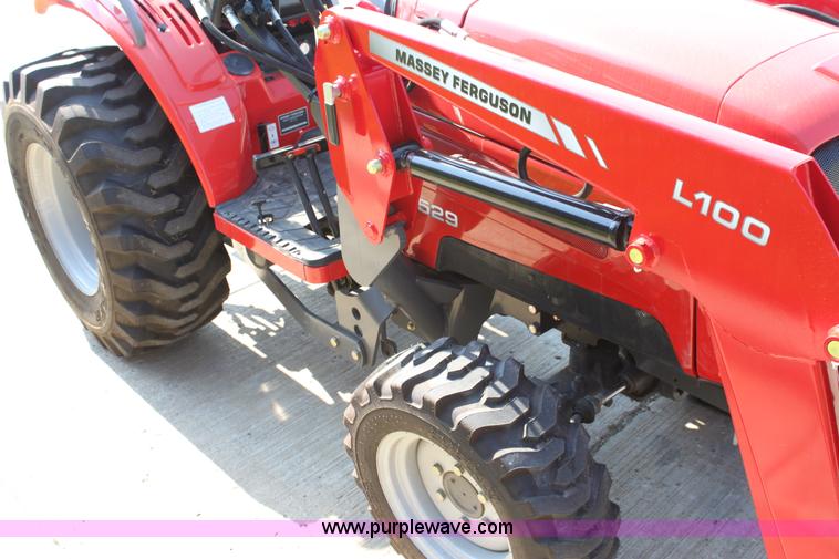 image for item A3688 Massey-Ferguson 1529 MFWD tractor with loader