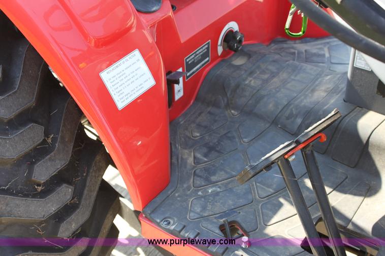 image for item A3688 Massey-Ferguson 1529 MFWD tractor with loader