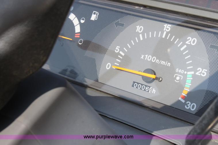 image for item A3688 Massey-Ferguson 1529 MFWD tractor with loader