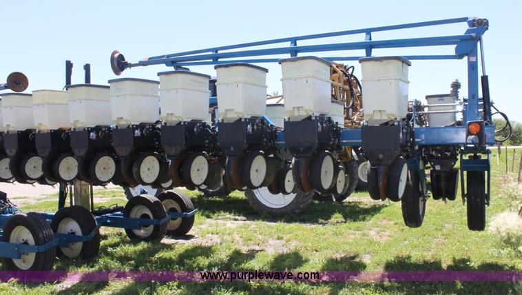 image for item A3695 Kinze 3600 Twin-Line 16/31 row planter
