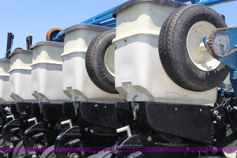 image for item A3695 Kinze 3600 Twin-Line 16/31 row planter