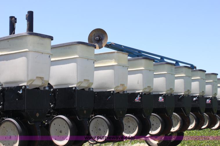 image for item A3695 Kinze 3600 Twin-Line 16/31 row planter