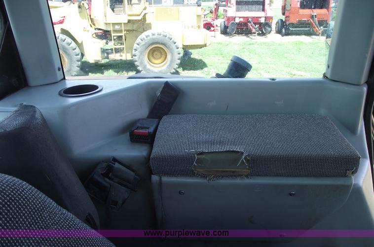 image for item A4213 1995 AGCO Allis 9695 MFWD tractor