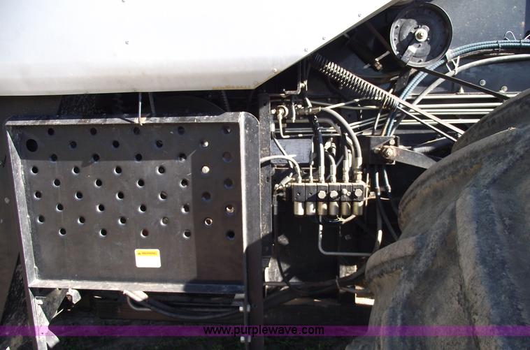 image for item A4231 2001 Gleaner R72 RWA combine